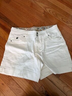 Dakota White Cotton Bermuda Shorts with Front Patch Pockets